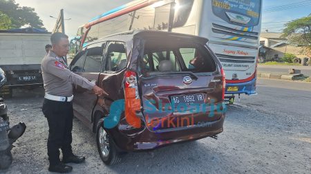 Dua Mobil, Truk dan Bus Terlibat Tabrakan Beruntun di Traffic Light Depan Phokpand Krian