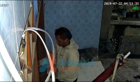 Tersorot CCTV, Maling Nekat Bobol Rumah Warga Kalijaten Taman Berhasil Gondol&nbsp;HP