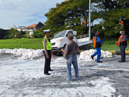 Mobil Pick Up Muat Tepung Terigu Terguling di Jalan Tol Juanda