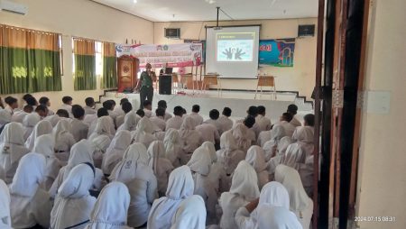 Danramil 0816/11 Tarik Berikan Materi Wasbang Kedisplinan pada Kegiatan MPLS di SMAN 1 Tarik 