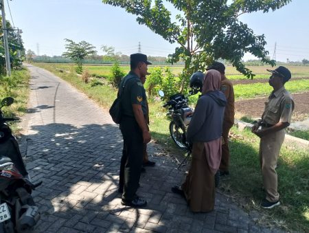 Babinsa Koramil 0816/12 Prambon Bersama PPL dan Kelompok Tani Pantau Saluran Irigasi di Desa Jati Alun&nbsp;Alun