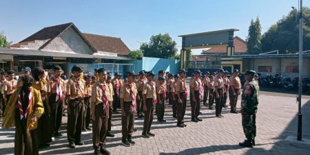 Babinsa Koramil 0816/06 Tanggulangin Berikan Materi Bela Negara Dengan Pelatihan PBB Pada Siswa&nbsp;Baru