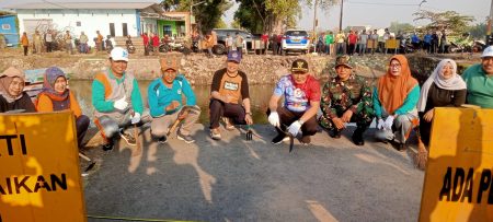 Koramil 0816/02 Candi Kerja Bakti Bersihkan Bantaran Sungai Sekitar Jembatan Kedungpeluk yang&nbsp;Putus