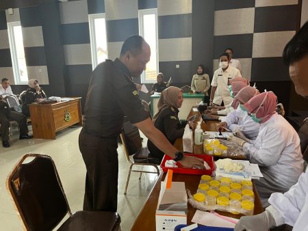 Kejari Sidoarjo Mendadak Gelar Tes Urine Kepada Seluruh Pegawainya