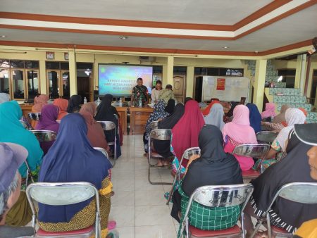 Babinsa Koramil.0816/05 Tulangan Dampingi Pemdes Kebaron Bagikan Bantuan Daging Ayam