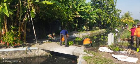 Babinsa Koramil.0816/05 Tulangan Bersama Warga Kerja Bakti Bersihkan Saluran Sungai