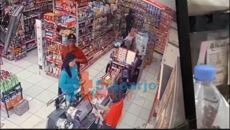 Aksi Pencuri Smartphone Milik Kasir Minimarket di Ganting Sukodono Tertangkap CCTV
