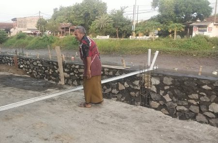 Jalan Desa Menyempit, Proyek Pengairan di Sungai Kedung Uling Desa Kemantren Tulangan Diprotes Warga