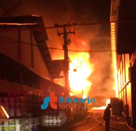 Gudang Thinner Pabrik Cat Avian Buduran Terbakar, 12 Unit Mobil Damkar&nbsp;Diterjunkan