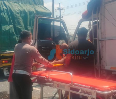 Dua Truk Tabrakan di Bypass Krian, Sopir Terjepit Bodi Truk