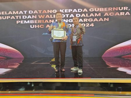 Jalankan Program JKN Secara Optimal, Pemkab Sidoarjo Terima Penghargaan UHC Award 2024