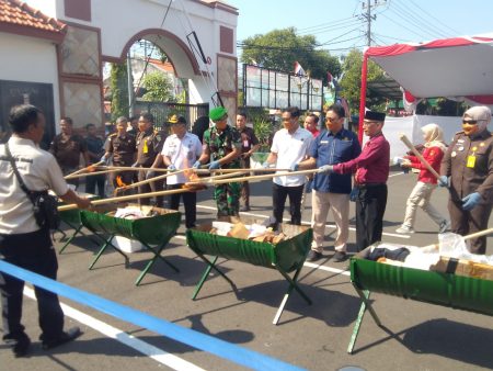 Kejari Sidoarjo Musnahkan Barang Bukti dari Perkara Pidum, Pidsus dan&nbsp;Tipiring