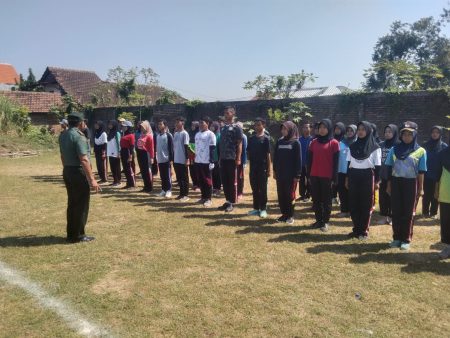 Danramil 0816/11 Tarik Tinjau Latihan Pasukan Pengibar Bendera Kecamatan