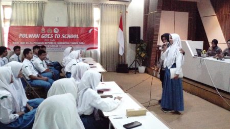 Polwan Sidoarjo Goes to School