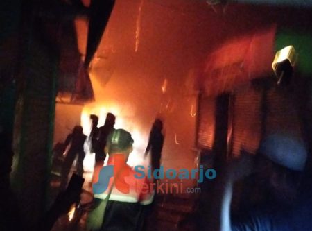Pasar Krian Terbakar Hebat, Sudah 8 Mobil Damkar&nbsp;Dikerahkan