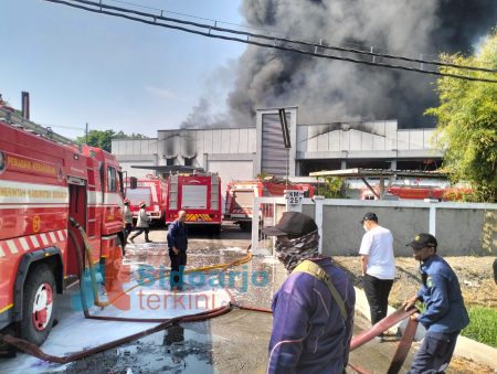 Kebakaran Menghanguskan Gudang PT. Javas Langgeng di Keboharan Krian, Tidak Ada Korban Jiwa