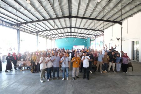 Anggota Komisi XI DPR-RI Indah Kurnia Gandeng OJK Beri Edukasi Terkait Pinjol kepada Kelompok UMKM Sidoarjo