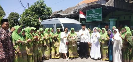 Mas Iin Serahkan Bantuan Mobil Operasional dari Pemprov Jatim ke PAC Muslimat Krian