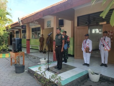 Danramil 0816/06 Tanggulangin Sampaikan Pesan Kebangsaan dan Kedisiplinan saat Upacara di SMPN 1 Tanggulangin