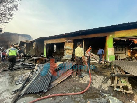 Kebakaran Melanda Blok Kios di Pasar Sepanjang Taman Warga&nbsp;Panik