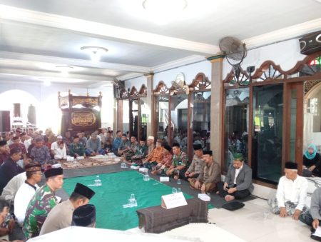 Babinsa Koramil 0816/05 Tulangan Hadiri Undangan Haul KH. Masduqi Zakariyah Ke 36 di Kajeksan